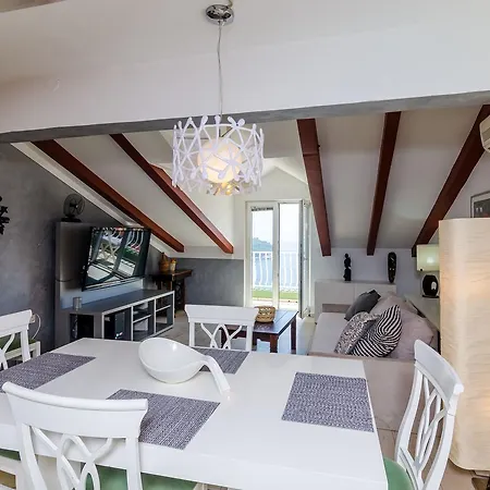 Lukas Apartmán *